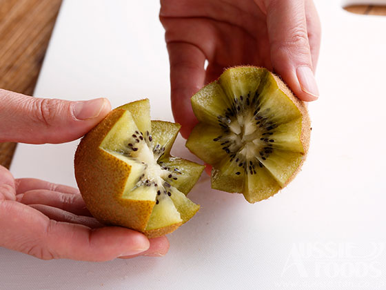 フルーツの盛り付け方のコツ_キウイの飾り切り手順5