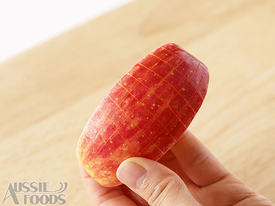 毎日食べたいフルーツをおしゃれに盛り付けて贅沢なデザートに！(りんご飾り切り手順1)