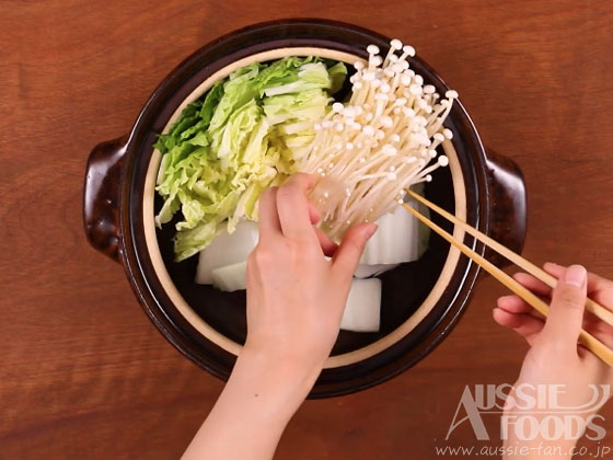 鍋料理の盛り付け方のコツ_鍋の奥側から高さのある具材を順番に