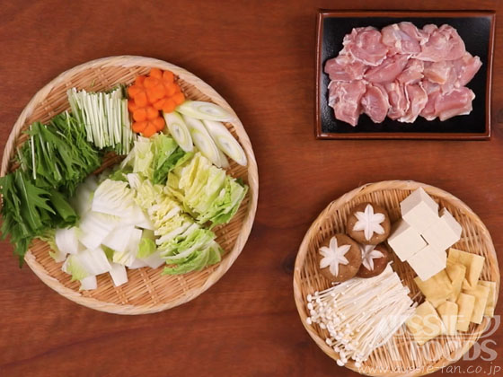 鍋料理の盛り付け方のコツ_食材はあらかじめ切っておく