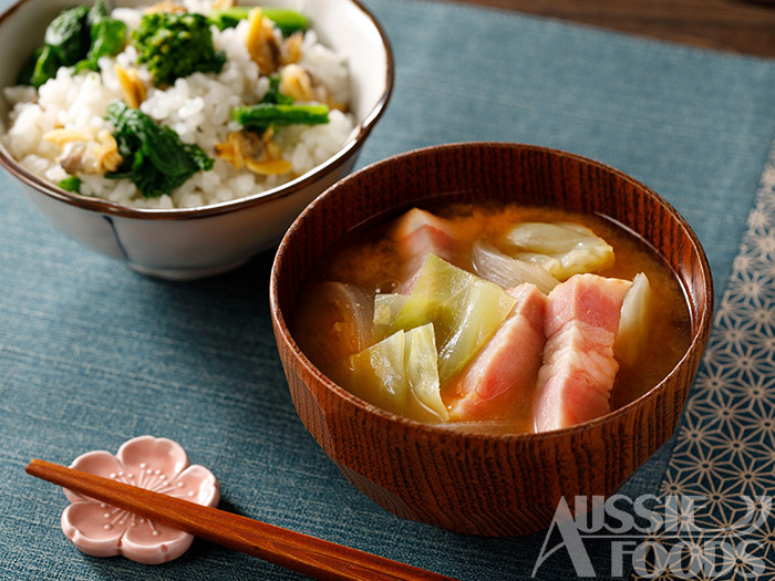 春野菜レシピ「春キャベツとベーコンの味噌汁」