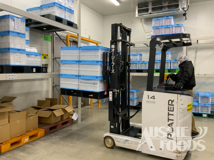 「商品運搬をするフォークリフト